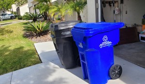 샌디에이고시 한 주택 차고 앞에 집주인이 수거 시간에 맞춰 내놓은 쓰레기통.